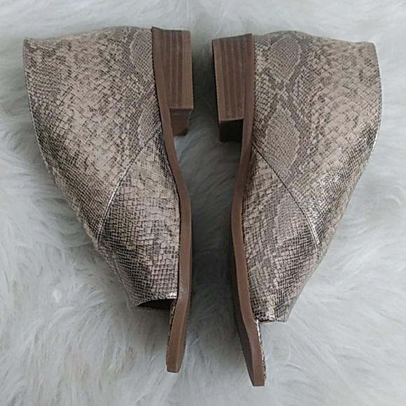 New MATA Cut Out Snakeskin Stacked Heel Sandal - Picture 3 of 7